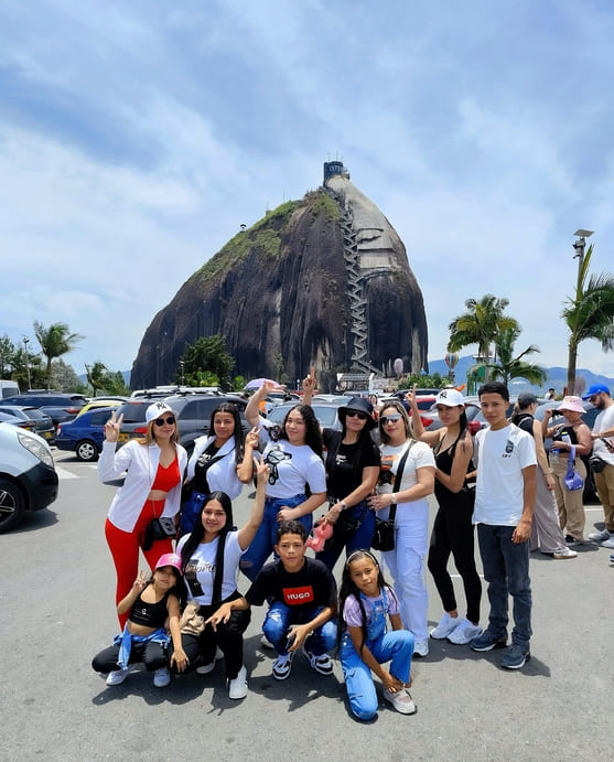 tour a la piedra del peñol desde medellin